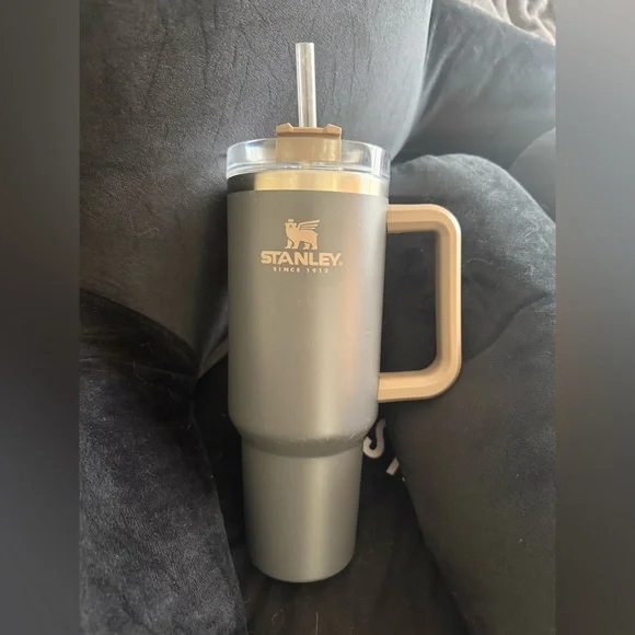 Stanley 40oz Tumbler - Picture 1 of 5